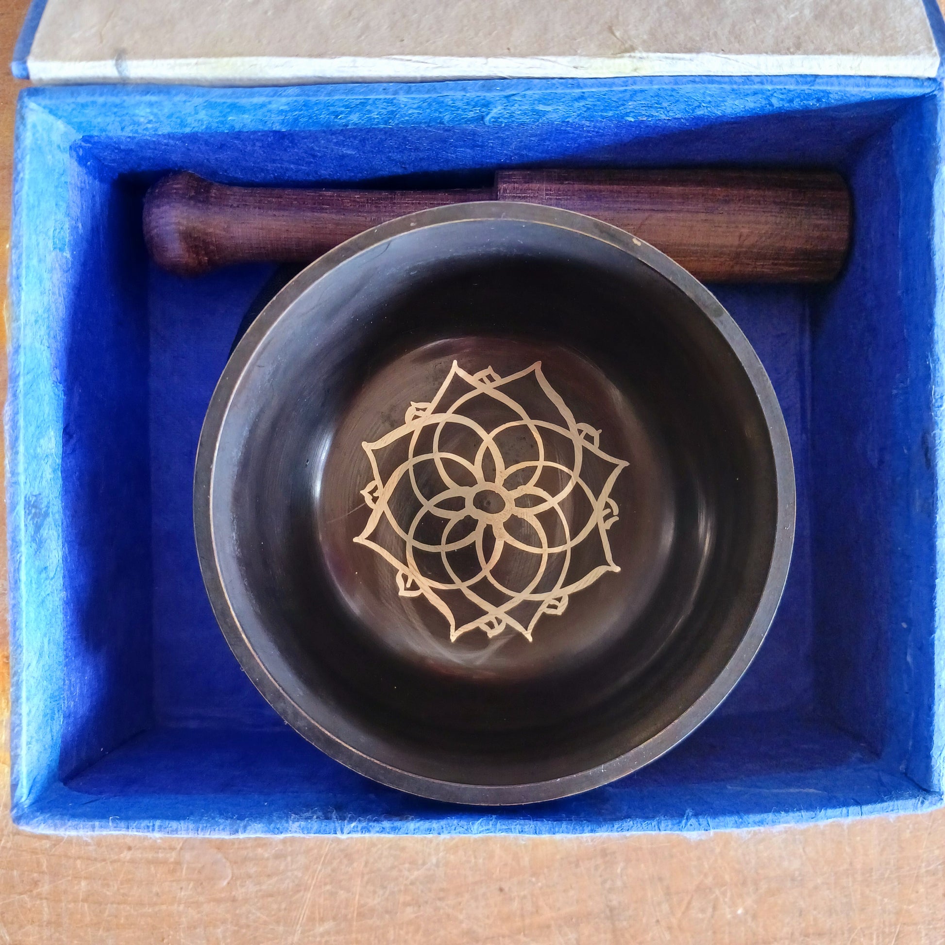 Embark on your sound healing journey with this medium-sized black Tibetan singing bowl set, ideal for beginners and spiritual seekers alike. Crafted with precision and a machine-made polished finish, this singing bowl produces steady, resonant tones that are perfect for meditation, energy healing, and Tibetan Buddhist practices.