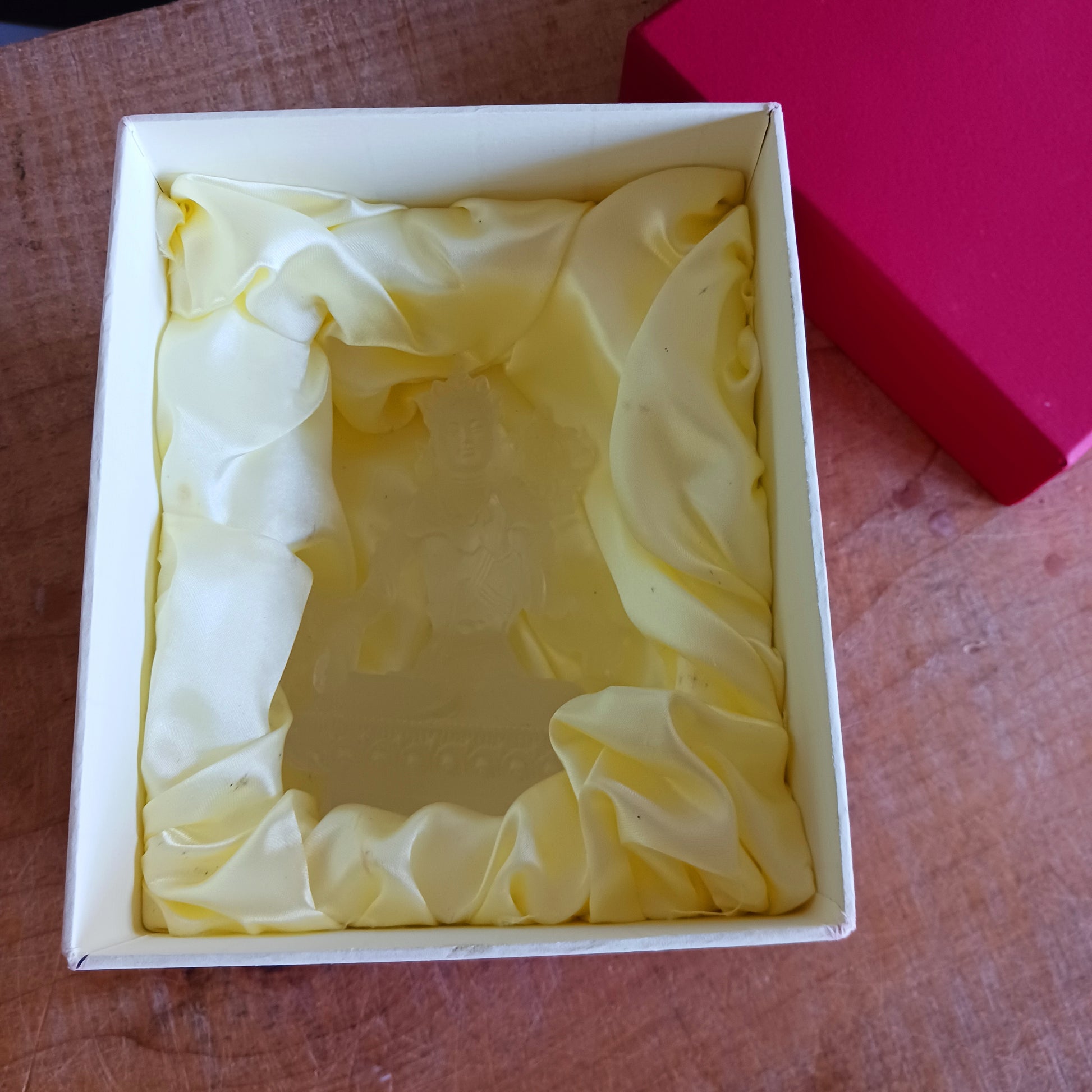 Invite peace, healing, and the sacred feminine into your space with this exquisite Transparent White Tara Statue. Expertly crafted from high-quality glazed glass, this statue beautifully embodies White Tara, a revered female Buddha in Tibetan Buddhism known for her compassion, wisdom, and healing powers.