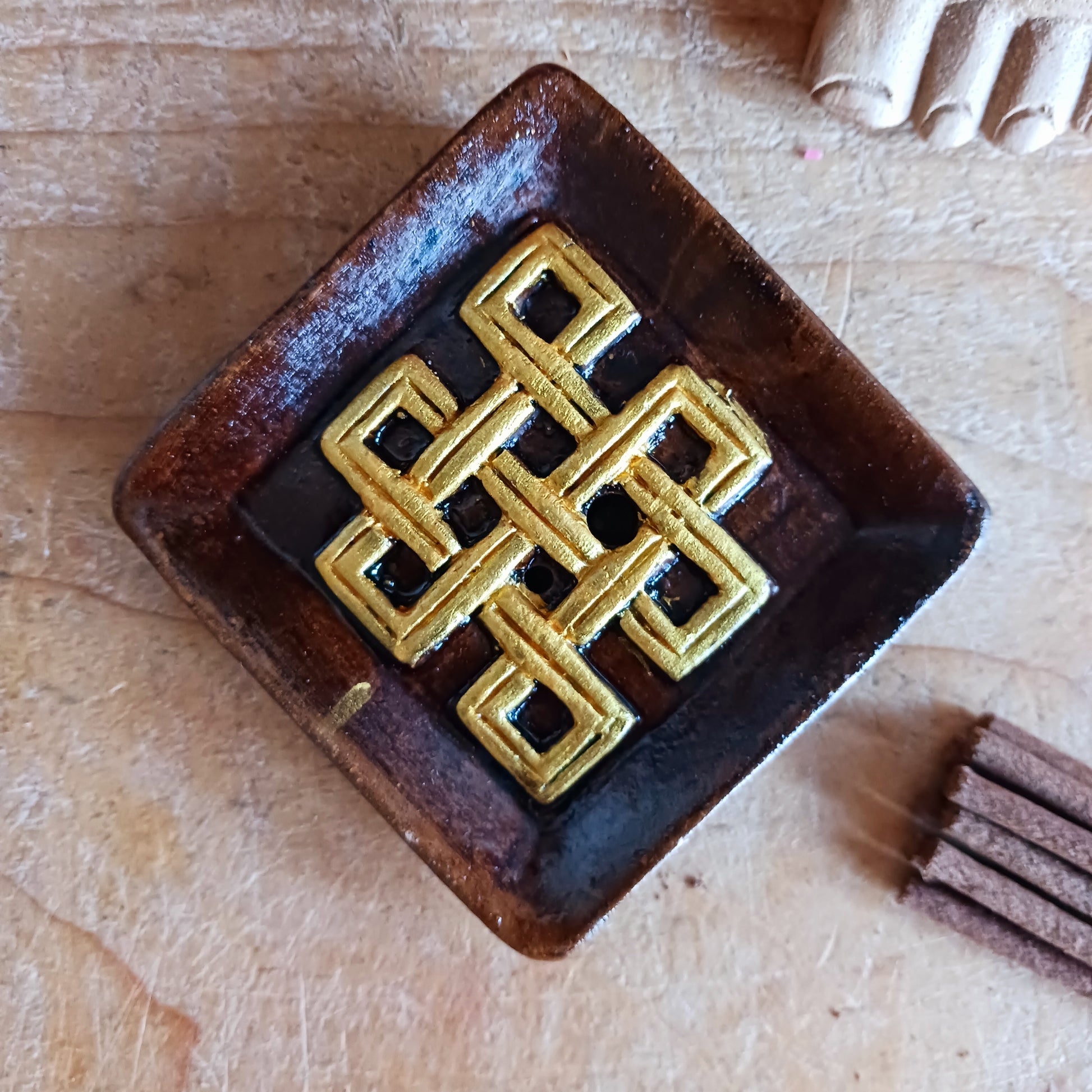 Bring a touch of Himalayan craftsmanship into your sacred space with this hand-painted Endless Knot Tibetan Incense Burner, lovingly crafted by skilled Nepalese artisans. Made from natural clay and detailed by hand, each piece carries its own unique character and artistic charm.