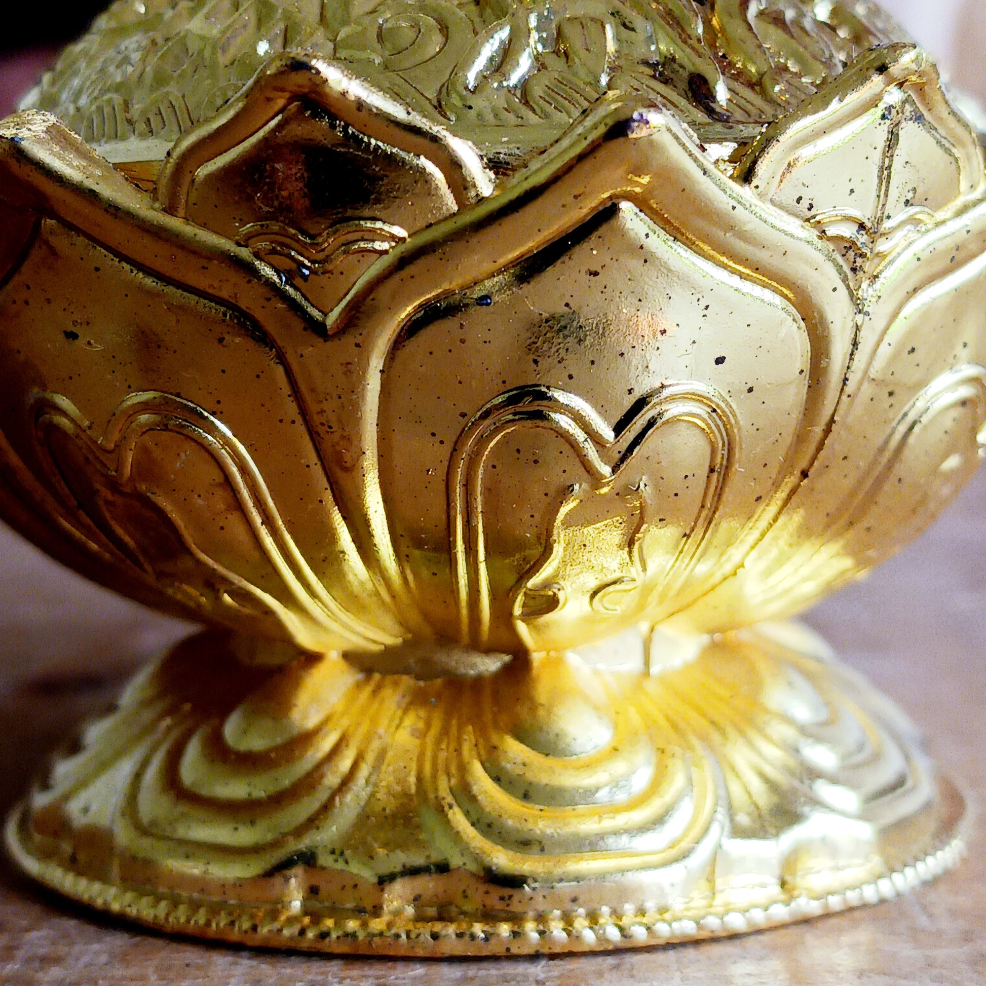 Bring serenity and beauty into your space with this elegant lotus-shaped incense burner, thoughtfully crafted to elevate your rituals and décor. The detailed lotus base symbolizes purity and enlightenment, while the ornate cap is adorned with traditional Tibetan Auspicious symbols, representing harmony, prosperity, and protection.