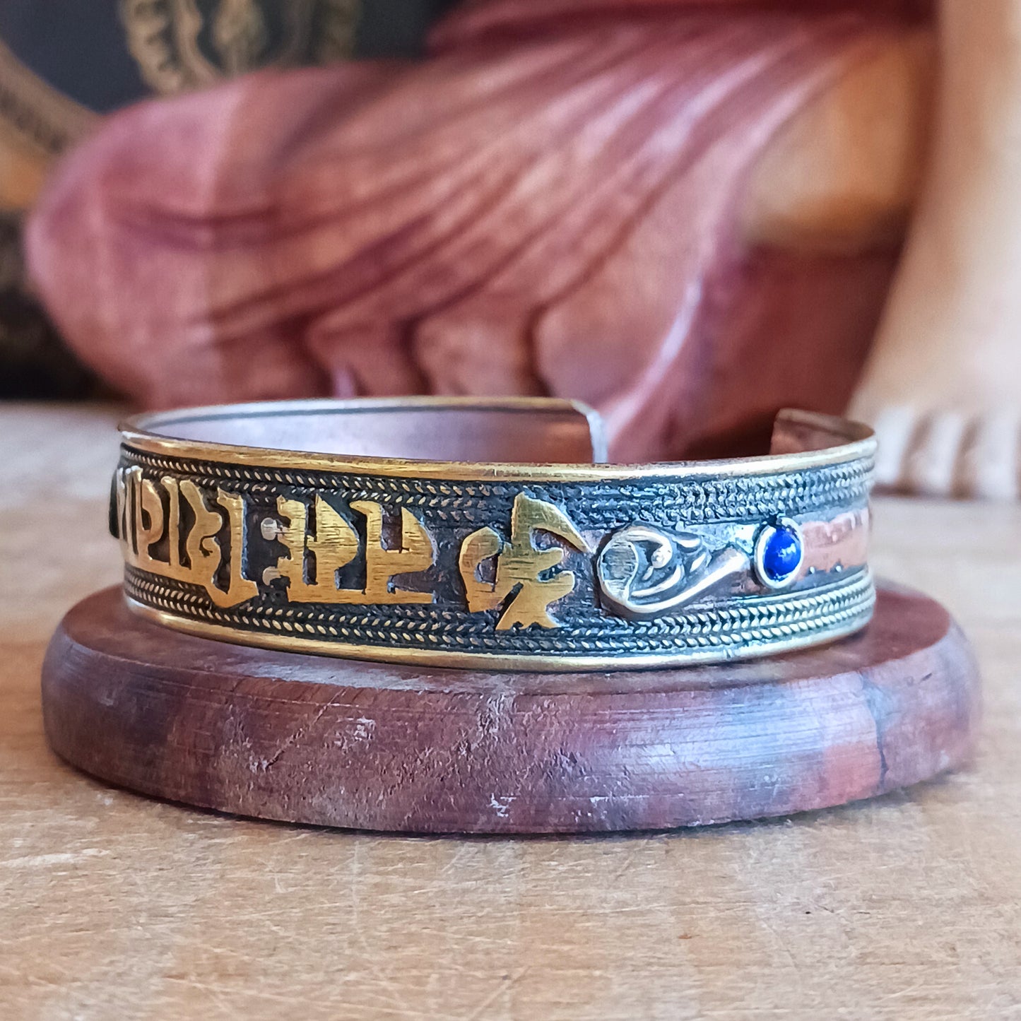 Experience the spiritual power and exquisite craftsmanship of Nepal with our Om Mani Padme Hum Mantra Copper Bangle. Skilfully handmade by skilled Nepalese artisans, this bangle features the sacred mantra engraved on 100% pure copper—a metal revered in Nepalese and Tibetan culture for its protective and auspicious qualities.