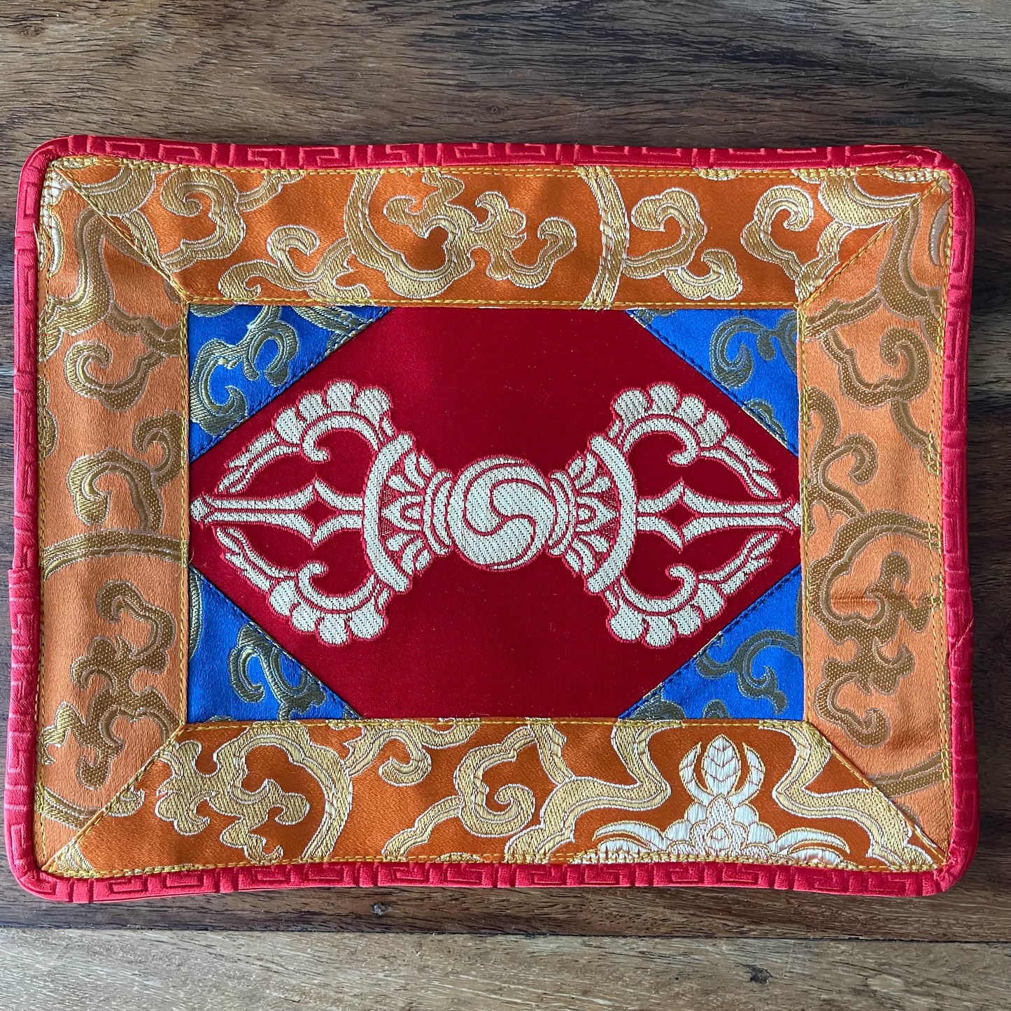 Altar cloth with dorje brocade 22 x 18 cm
